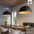 Lustre Pendente Moderno Niê instalado em uma sala de jantar elegante. Lustres Gênesis Site online venda de Lustres e Iluminação