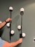 Instalação de arandela moderna tripla com globos leitosos em parede verde. Lustres Gênesis loja online de Lustres e Iluminação Decorativa