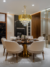 Pendente Contemporâneo de Cristal Royale Dourado iluminando uma sala de jantar elegante. Lustres Gênesis loja online para comprar lustres e luminarias de cristal e modernas