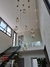 Luminária de teto pendente moderno em vidro, estilo conhaque, instalada em sala de estar com pé direito duplo. Lustres Gênesis loja online de Lustres e Iluminação Decorativa