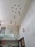 Luminária de teto pendente moderno com cúpulas de vidro transparente em uma sala de pé direito duplo. Lustres Gêneiss loja online de Lustres e Iluminação Decorativa