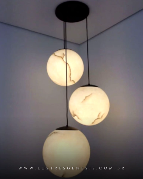 Luminária de teto pendente com três esferas de mármore iluminadas, ideal para pé direito duplo e alto. Lustres Gênesis loja online de Lustres e Iluminação Decorativa