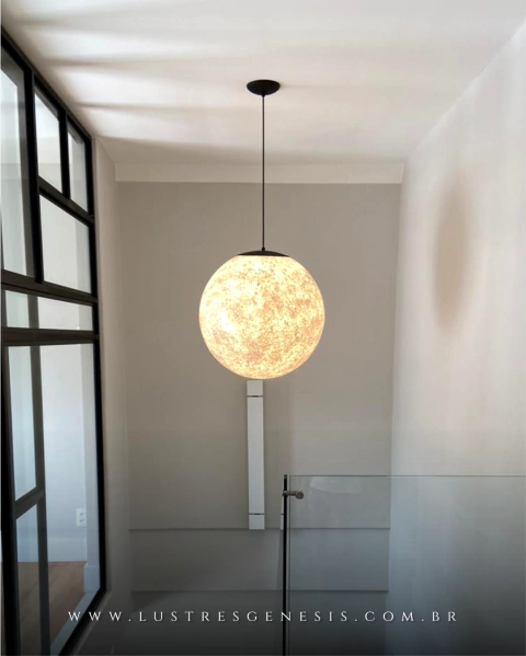 Luminária de Teto Pendente Lua Moon Esfera Ø60 instalada em área com pé direito duplo. Lustres Gênesis loja online de Lustres e Iluminação Decorativa