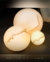 Luminária de Chão Esfera Mármore Ø40cm em ambiente interno com iluminação suave Lustres Gênesis loja online de Lustres e Iluminação Decorativa