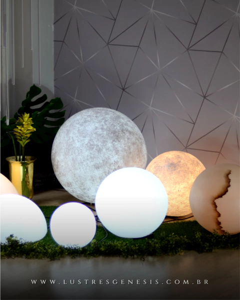 Luminária de Chão Esfera Soleil Branca para decoração em jardins e áreas internas. Lustres Gênesis loja online de Lustres e Iluminação Decorativa