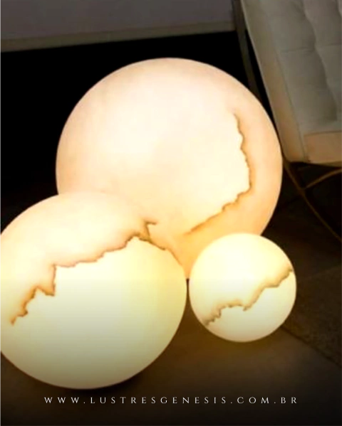 Luminária de chão esfera mármore Ø40cm acesa em ambiente interno escuro. Lustres Gênesis loja online de Lustres e Iluminação Decorativa