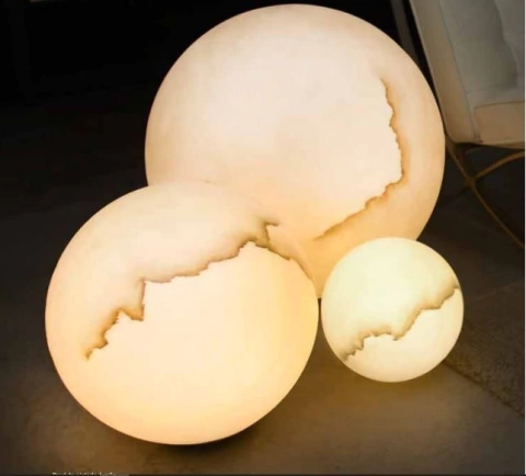 Luminária de Chão Esfera Mármore Ø90cm iluminada em ambiente interno. Lustres Gênesis loja online de Lustres e Iluminação Decorativa