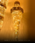 Lustre pendente de cristal Square iluminado em um ambiente interno, destacando seu design elegante e sofisticado. Lustre Grande da Lustres Gênesis Site online venda de Lustres e Iluminação Decorativa