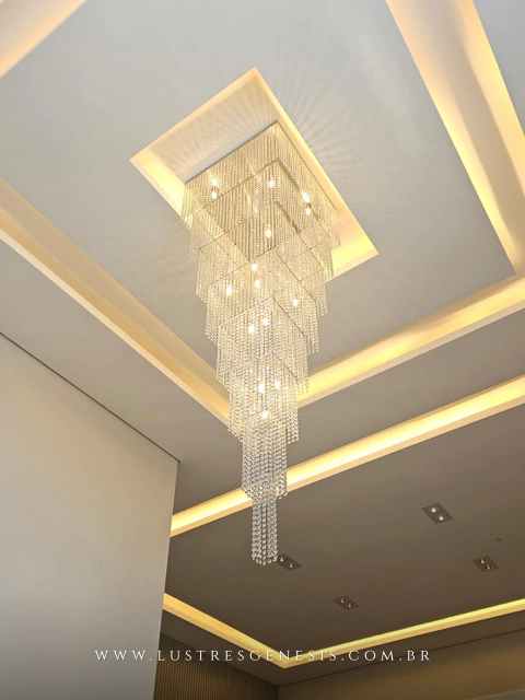 Lustre de cristal Cascata instalado em teto de casa com pé direito duplo. Comprar lustre de cristal para pé direito duplo é na Lustres Gênesis.