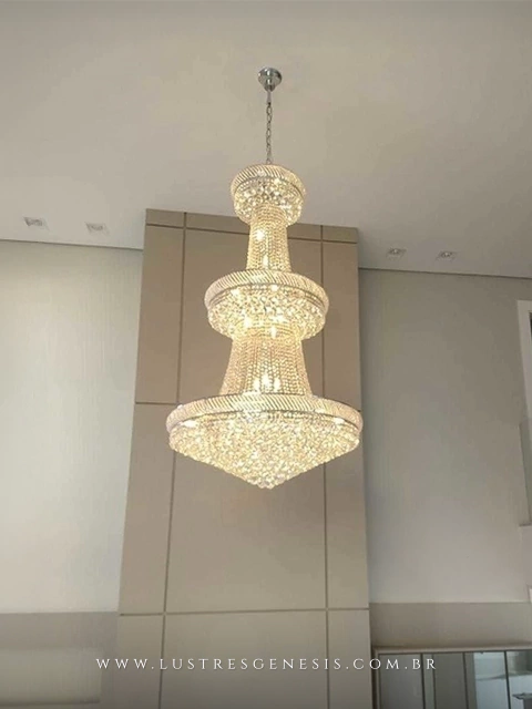 Lustre de Cristal Clássico Cantão Ø100x170 pendurado no teto de uma sala de estar com pé direito alto Lustre para Pé direito de 6 metro. Lustres Gênesis loja online de Lustres e Iluminação Decorativa