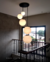 Lustre pendente com cinco globos leitosos foscos em escada com pé direito duplo. Lustres Gênesis loja online de Lustres e Iluminação Decorativa