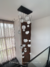Lustre pendente Cosmos Jabuticaba com 21 globos leitosos brancos em ambiente de pé direito duplo alto e escadas de casas modernas teto alto, escada preta e cortina grande. Lustres Gênesis