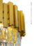 Pendente Contemporâneo de Cristal Royale Dourado Ø52cm para sala de jantar e estar, modelo Sindora DCD00458. Pendente Contemporâneo de Cristal Royale Dourado iluminando uma sala de jantar elegante. Lustres Gênesis loja online para comprar lustres e lumina