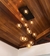 Lustre Pendente Sarvah com 12 globos âmbar em um teto de madeira Lustres Gênesis loja online de Lustres e Iluminação Decorativa