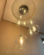 Lustre Pendente Sarvah com 8 globos âmbar para pé direito alto. Lustres Gênesis loja online de Lustres e Iluminação Decorativa