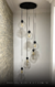Lustre pendente moderno com 6 globos transparentes em um ambiente interno, ideal para escadas e espaços com pé direito duplo. Lustres Gênesis loja online de Lustres e Iluminação Decorativa