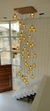 Lustre Pendente Sarvah com 36 globos âmbar em base quadrada, ideal para casas com pé direito duplo. Lustres Gênesis loja online de Lustres e Iluminação Decorativa. 