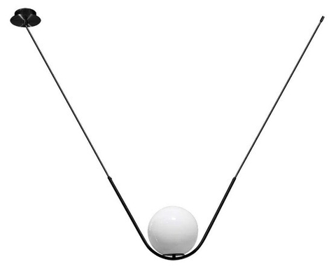 Luminária pendente moderna com estrutura preta e globo leitoso para cozinha e sala de jantar. Lustres Gêneiss loja online de Lustres e Iluminação Decorativa
