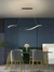 Lustre pendente de LED moderno Ballet Preto iluminando uma sala de jantar elegante. Lustres Gênesis Site online venda de Lustres e Iluminação Decorativa