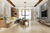 Lustre pendente Aliance com três anéis em bronze em uma sala de estar moderna. Lustres Gênesis loja online de Lustres e Iluminação Decorativa