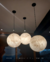 Luminária de teto pendente Lua Moon Esfera Ø40 iluminando espaço interno moderno. Lustres Gênesis loja online de Lustres e Iluminação Decorativa