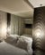 Quarto moderno com Kit Pendente Arco iluminando cabeceira de cama e decoração em espelho. Lustres Gênesis loja online de Lustres e Iluminação Decorativa