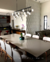 Luminária de teto pendente Cacho Jabuticaba com 23 globos leitosos em sala de jantar moderna. Lustres Gênesis loja online de Lustres e Iluminação Decorativa