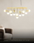 Luminária de teto pendente moderno com 14 globos leitosos em sala de estar. Lustres Gênesis loja online de Lustres e Iluminação Decorativa
