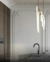Lustre pendente moderno de LED Cordone dourado em ambiente de cozinha com detalhes decorativos no teto. Lustres Gênesis loja online de Lustres e Iluminação Decorativa
