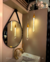 Pendente moderno Aimee Gota instalado em banheiro com espelho redondo e decoração elegante. Lustres Gênesis loja online de Lustres e Iluminação Decorativa