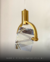 Luminária pendente cubo de cristal com estrutura dourada, ideal para sala de jantar e quartos. Lustres Gêneis loja online de Lustres e Iluminação Decorativa