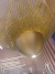 Lustre Pendente Aramado Carbon dourado Itamonte com design moderno e elegante, ideal para salas de jantar e estar com pé direito duplo  Detalhe