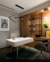 Lustre pendente moderno de LED em formato de losango dourado em uma sala de estar sofisticada. Lustres Gênesis loja online de Lustres e Iluminação Decorativa