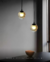 Pendente Moderno Orbe Globo Conhaque suspenso em ambiente interno com design elegante e iluminação suave. Lustres Gênesis Site online venda de Lustres e Iluminação