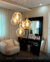 Lustre pendente Sarvah de vidro transparente iluminando sala de jantar elegante. Lustres Gêneis loja online de Lustres e Iluminação Decorativa