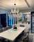 Lustre pendente clássico candelabro Maria Thereza com 18 velas em uma sala de jantar elegante. Lustres Gênesis loja online de Lustres e Iluminação Decorativa
