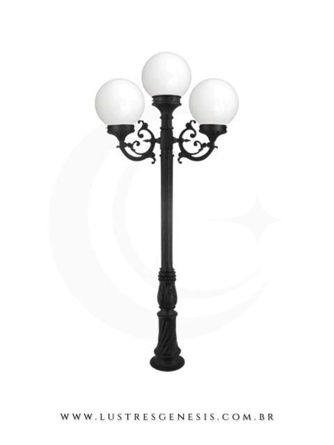 Poste colonial modelo Primavera V rústico, com três globos brancos, ideal para áreas externas de casas, sítios e fazendas.