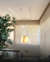 Luminária de teto pendente em forma de esfera de mármore iluminando uma área próxima a escadas. Lustres Gênesis loja online de Lustres e Iluminação Decorativa
