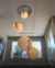 Lustre pendente grande com 3 esferas de mármore suspensas em sala com pé direito duplo. Lustres Gênesis Site online venda de Lustres e Iluminação