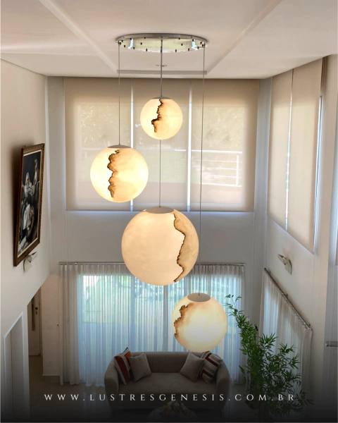 Lustre pendente esferas de mármore em ambiente de pé direito duplo Lustres Gênesis loja online de Lustres e Iluminação Decorativa