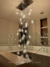 Pendente Pé Direito Alto Sarvah com 30 globos transparentes em ambiente interno elegante. Lustres Gênesis Site online venda de Lustres e Iluminação