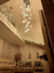Pendente Pé Direito Alto Sarvah com 30 globos transparentes em uma sala de estar moderna Lustres Gênesis Site online venda de Lustres e Iluminação