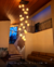 Lustre Pendente Sarvah Vidro Âmbar instalado em sala com pé direito duplo Lustres Gênesis loja online de Lustres e Iluminação Decorativa