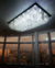 Lustre de Cristal Retangular Zecor 90x40 instalado em sala de estar com vista para a cidade. Lustres Gênesis loja online de Lustres e Iluminação Decorativa. 