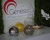 Globos decorativos em exposição na loja Lustres Gênesis, com fundo de parede verde e orquídea branca. Lustres Gênesis loja online de Lustres e Iluminação Decorativa. 