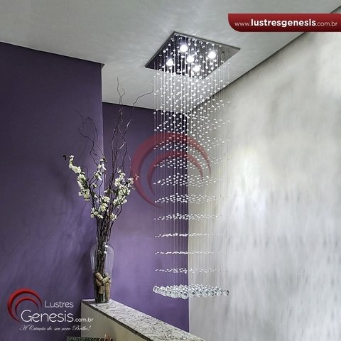 Lustre de Cristal Reto Base 45x45 instalado em escada Lustres Gênesis loja online de Lustres e Iluminação Decorativa