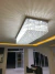 Lustre de Cristal Retangular Zangcham instalado no teto de uma sala de jantar moderna. Lustres Gênesis loja online de Lustres e Iluminação Decorativa