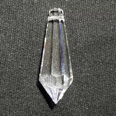 Pirulito de cristal K9 para lustre e Feng-Shui de 38mm sobre fundo preto. Lustres Gênesis loja online de Lustres e Iluminação Decorativa