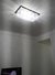 Lustre de Cristal Retangular Zecor 60x30 instalado no teto de uma sala iluminada. Lustres Gênesis loja online de Lustres e Iluminação Decorativa. 