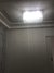 Lustre de cristal retangular Zangcham instalado em um teto de sala de estar. Lustres Gênesis loja online de Lustres e Iluminação Decorativa